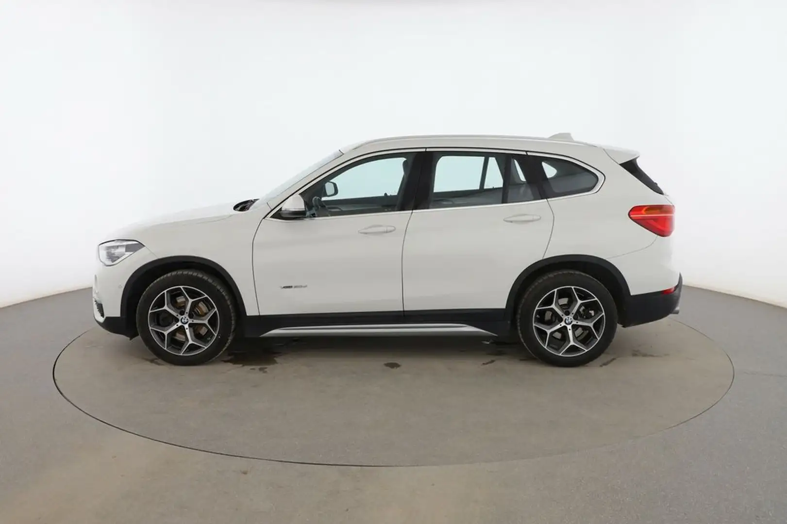 BMW X1 xDrive 20d xLine Alb - 2