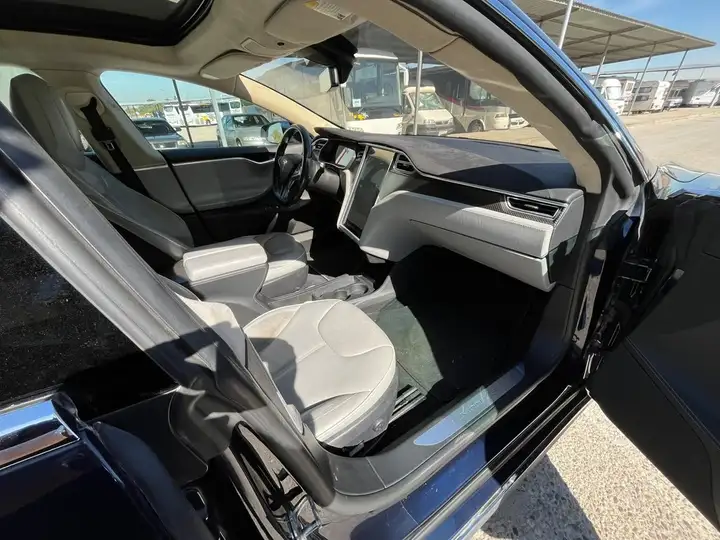 Tesla Model S 2014, foto 18