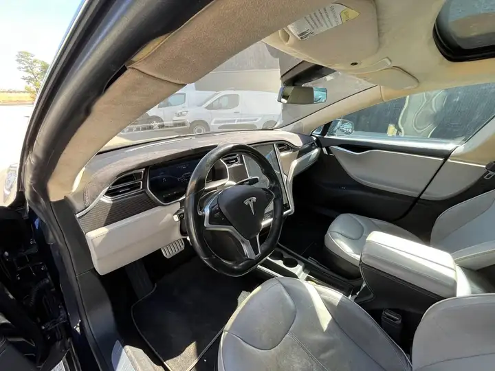 Tesla Model S 2014, foto 22