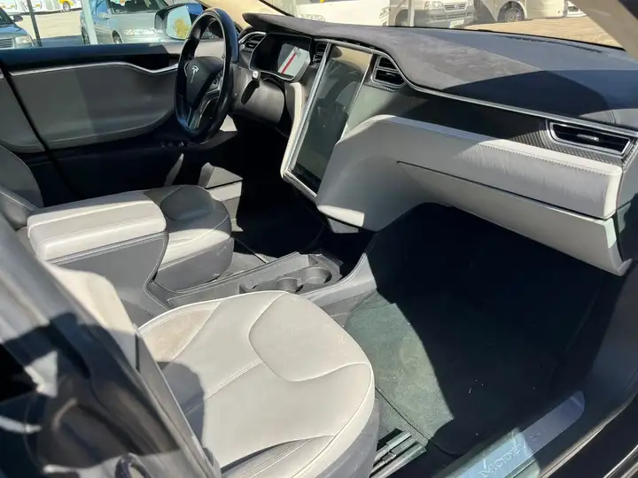Tesla Model S 2014, foto 17