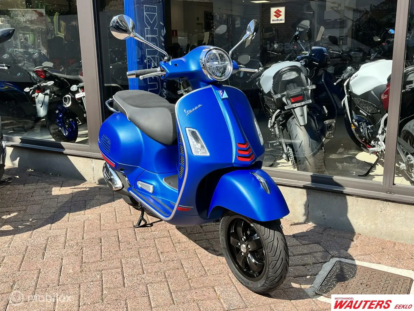 Vespa GTS Super 300 HPE Blauw - 2