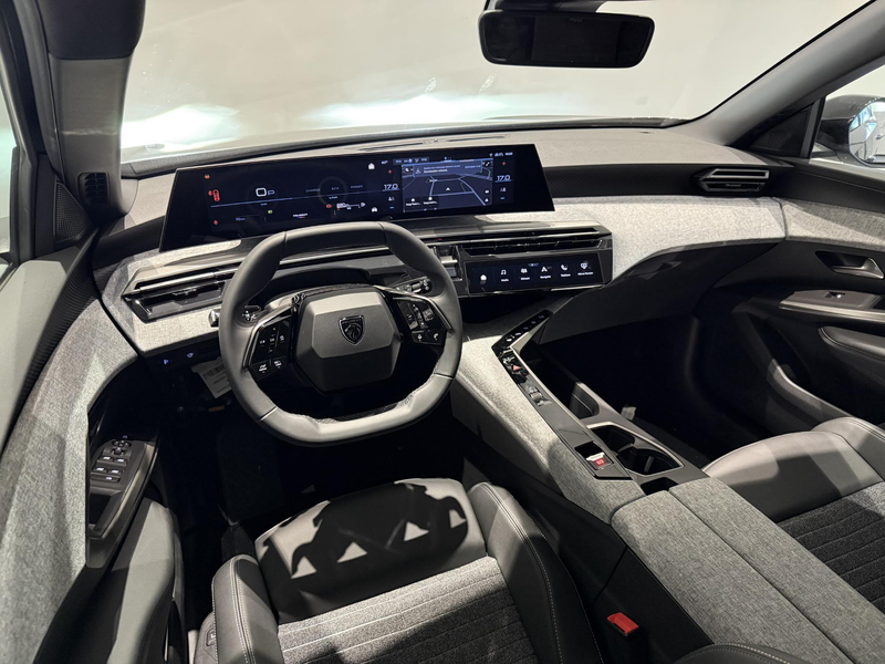 Peugeot 5008 Allure Plug-in HYbrid 195 e-DCS7 | Apple CarPlay & — photo 13