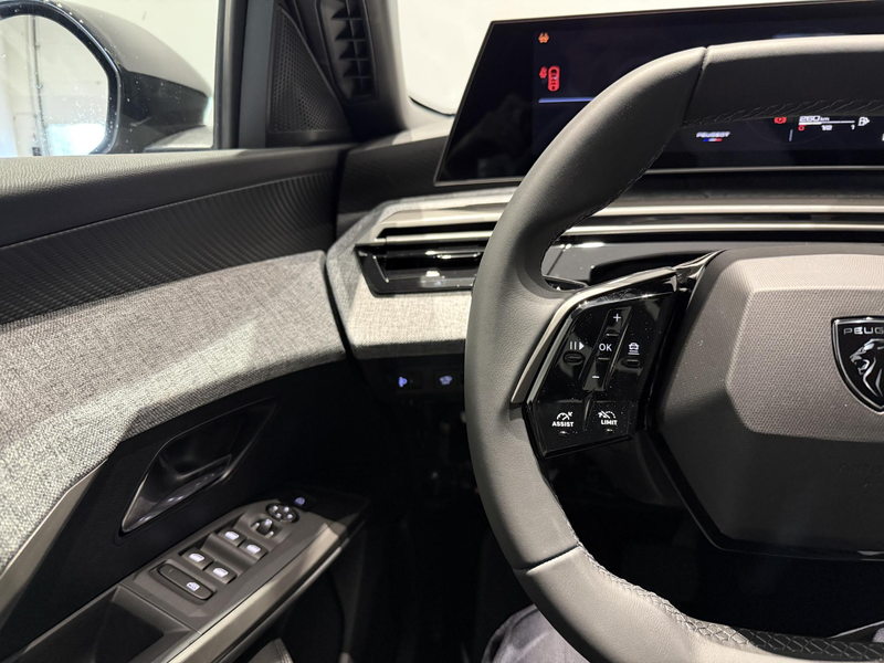 Peugeot 5008 Allure Plug-in HYbrid 195 e-DCS7 | Apple CarPlay & — photo 15