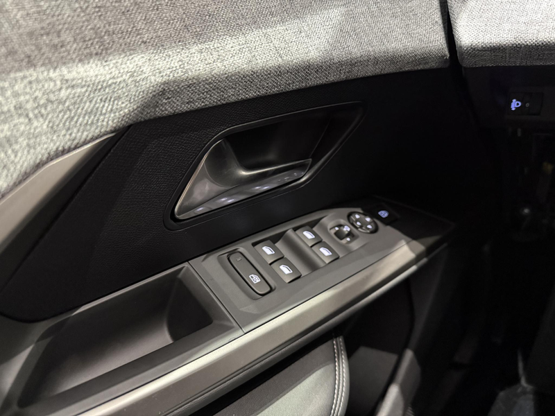 Peugeot 5008 Allure Plug-in HYbrid 195 e-DCS7 | Apple CarPlay & — photo 14