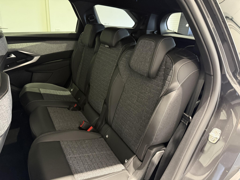 Peugeot 5008 Allure Plug-in HYbrid 195 e-DCS7 | Apple CarPlay & — photo 11