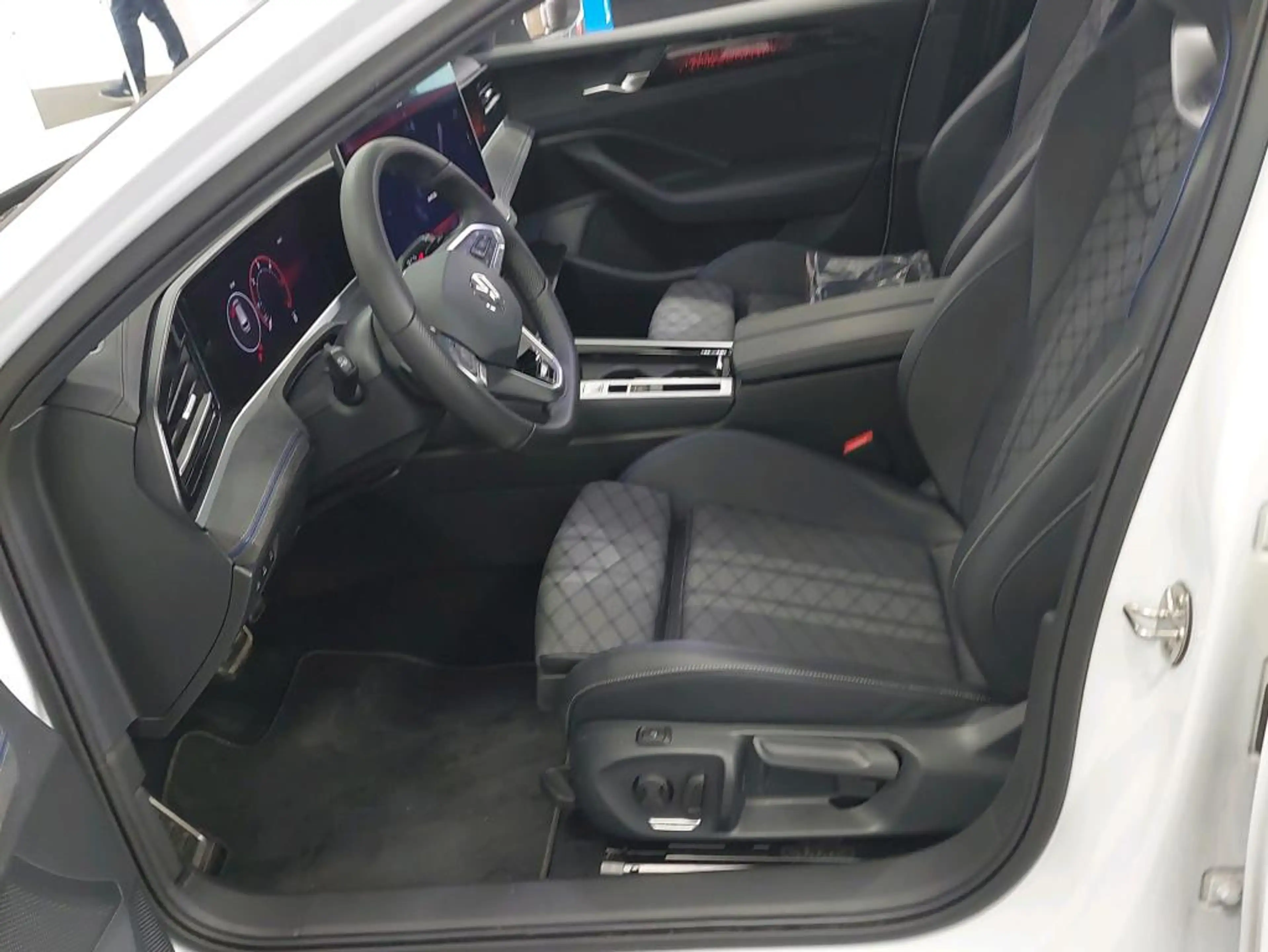 Volkswagen Passat Variant 2.0 TDI Variant DSG/AHK/Standhzg/Navi Pro/DCC Pro/2x R-Line — photo 5