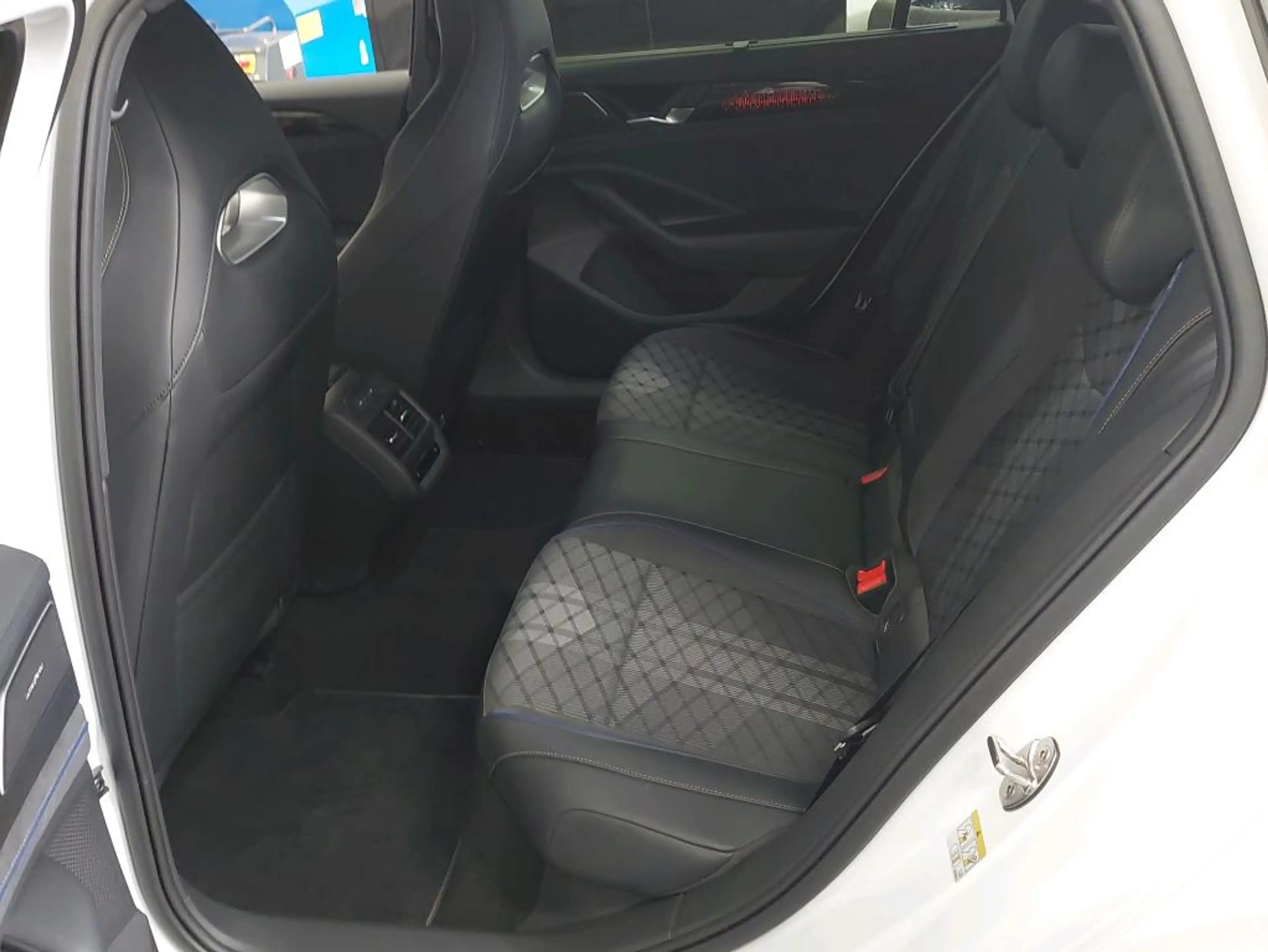 Volkswagen Passat Variant 2.0 TDI Variant DSG/AHK/Standhzg/Navi Pro/DCC Pro/2x R-Line — photo 8