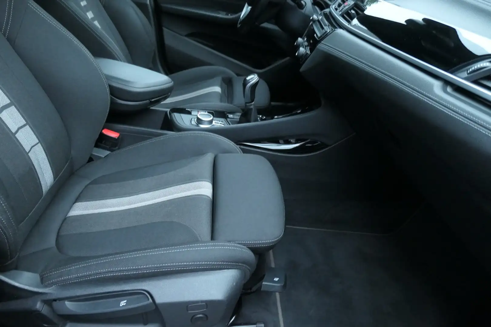 BMW X2 X2 xDrive18d Sport LED Panorama Top Zustand! Grau - 2