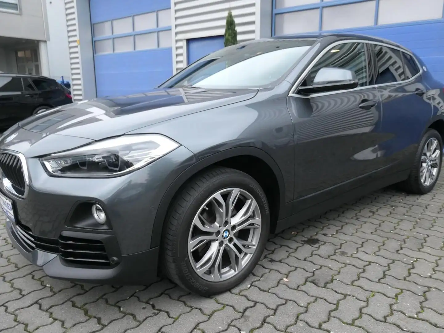 BMW X2 X2 xDrive18d Sport LED Panorama Top Zustand! Grau - 1