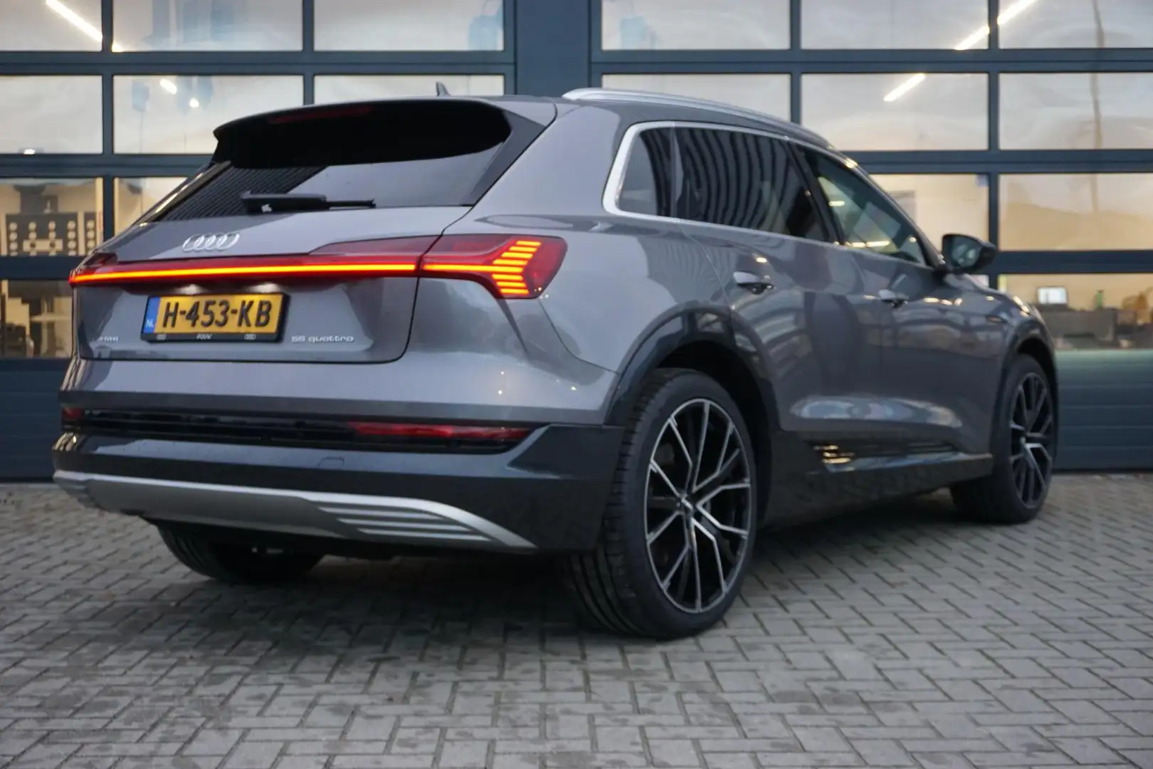 Audi e-tron 408pk 55 quattro advanced Pro Line Plus 95 kWh | T Grau - 2