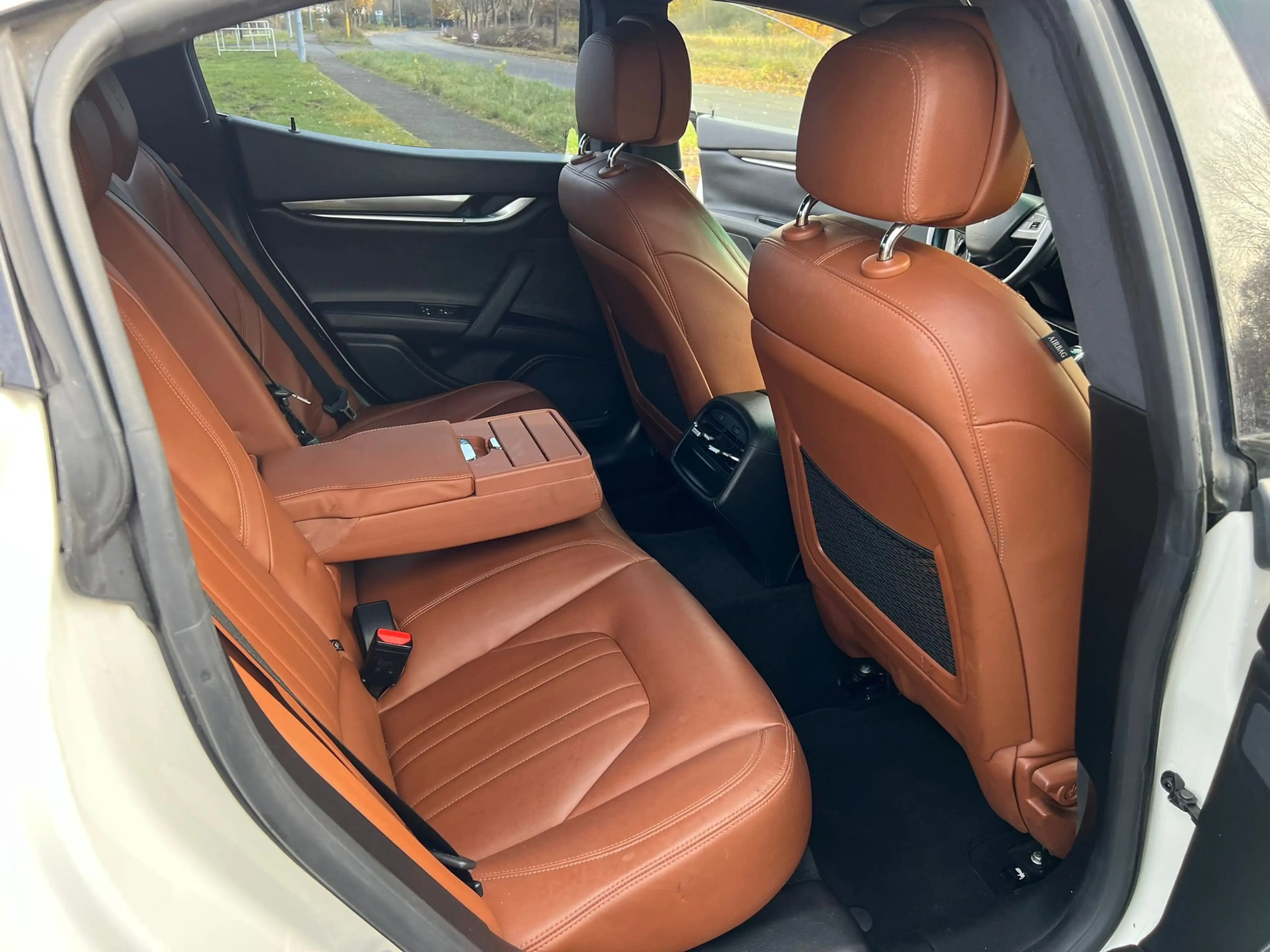 Maserati Ghibli 3.0 V6 BiTurbo GranSport — photo 12