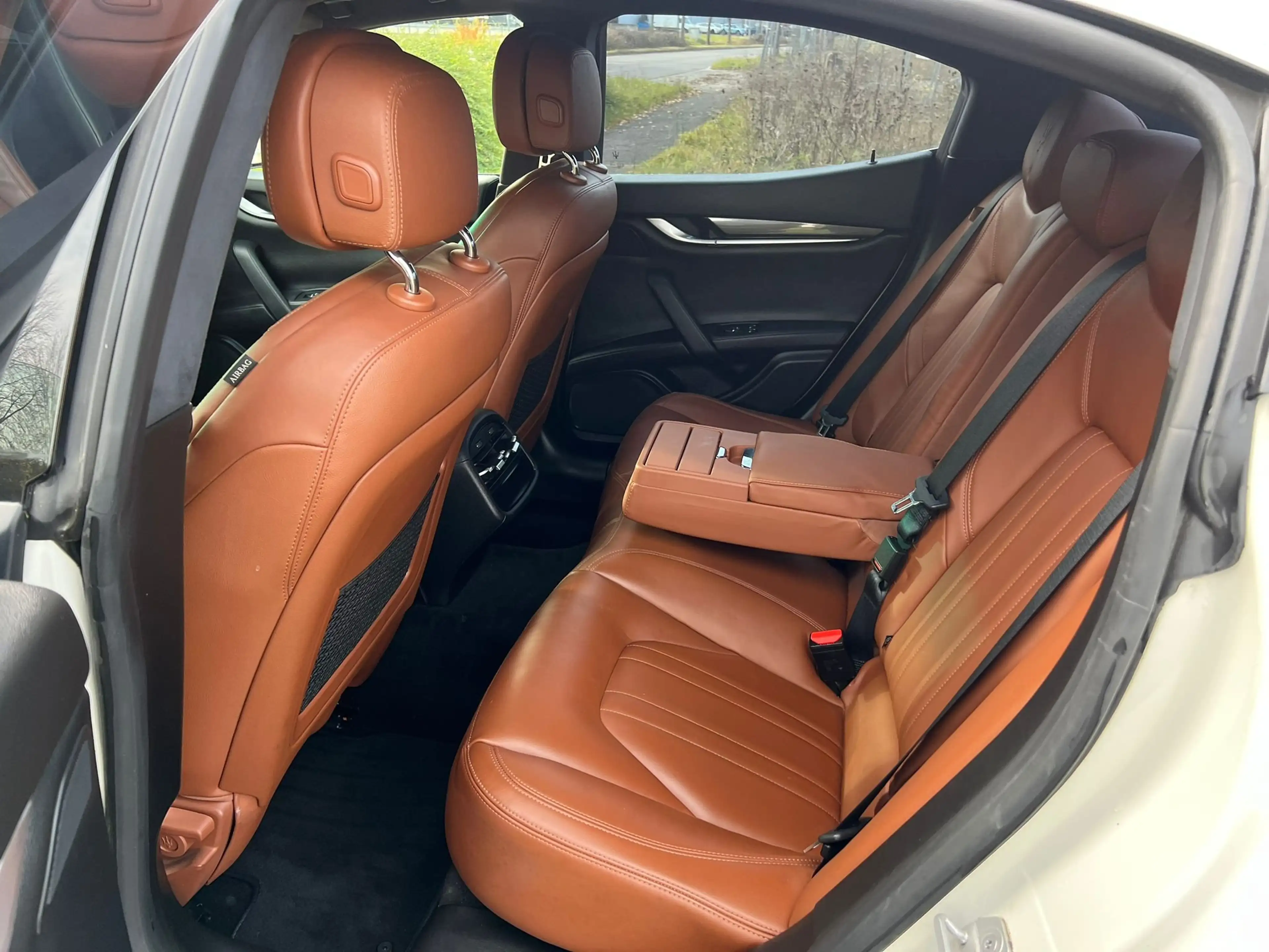 Maserati Ghibli 3.0 V6 BiTurbo GranSport — photo 10