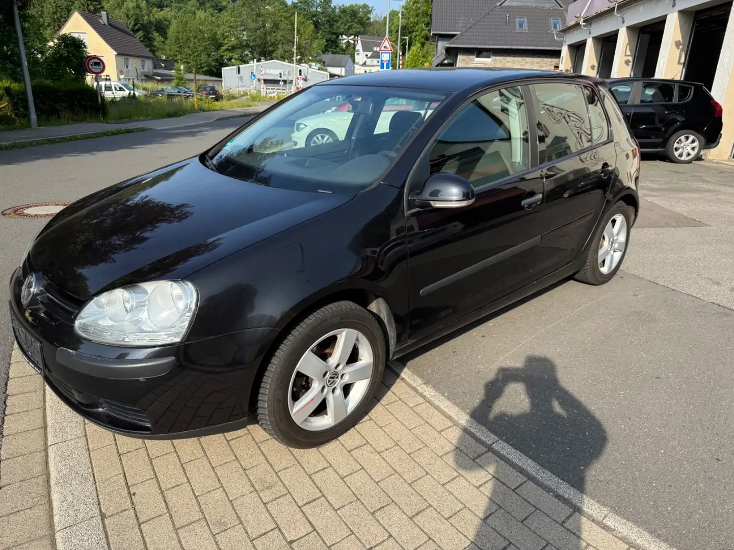 Volkswagen Golf V Lim. Trendline Klima,1.Hand,5 Tür Neu Tüv Schwarz - 1