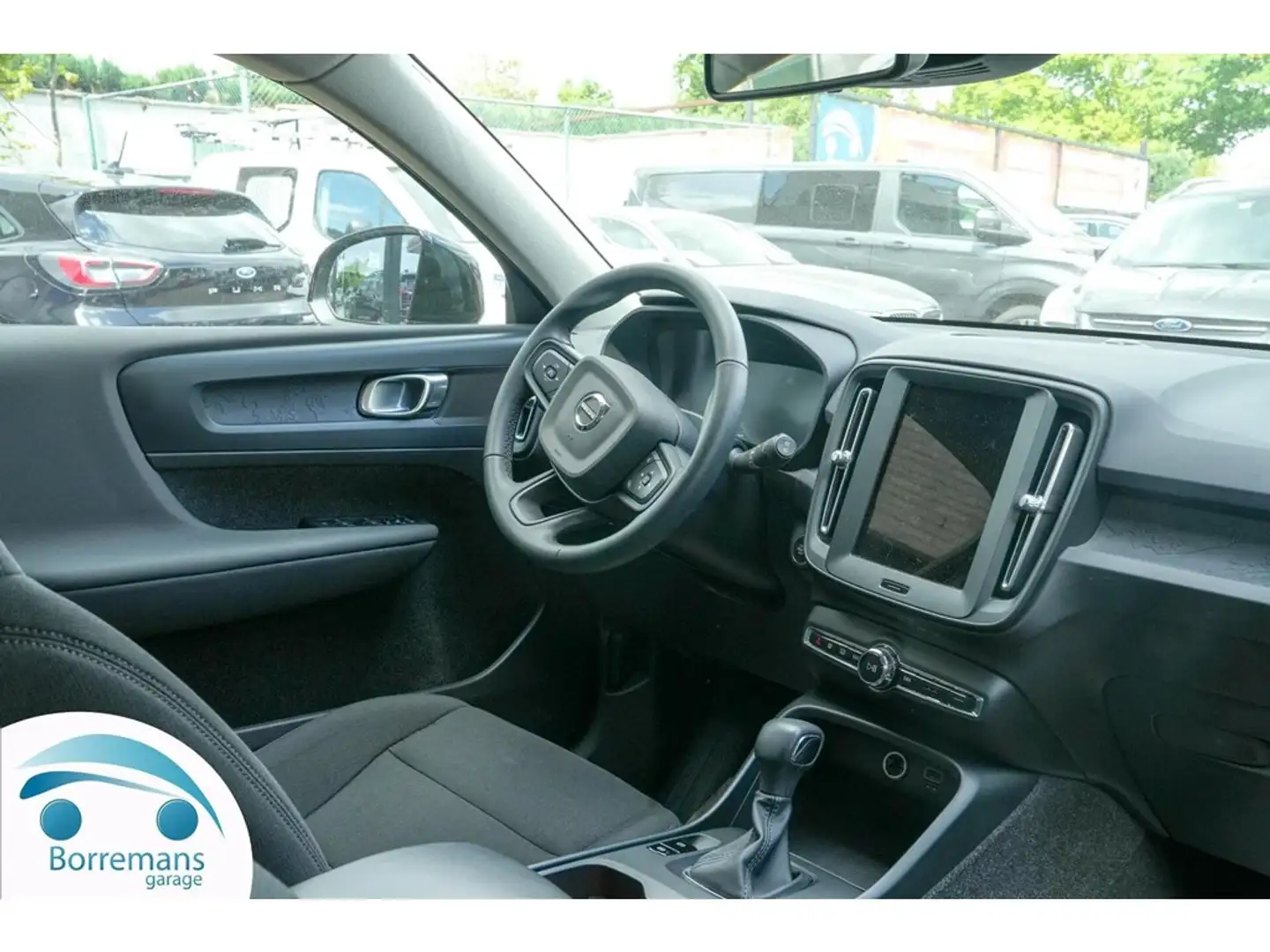 Volvo XC40 VOLVO XC 40 1.5 T2 MOMENTUM CORE Zwart - 2