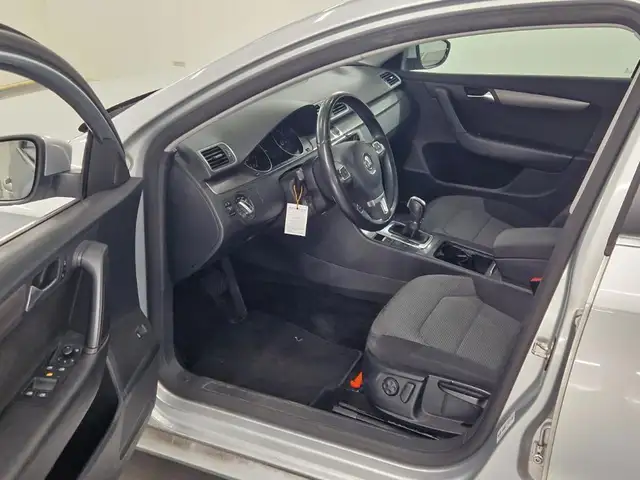 Volkswagen Passat view 9