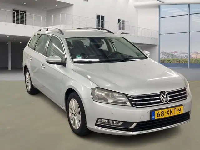 Volkswagen Passat view 2