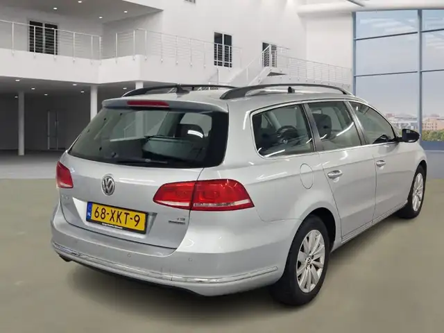 Volkswagen Passat view 3