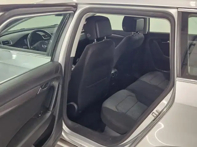 Volkswagen Passat view 8