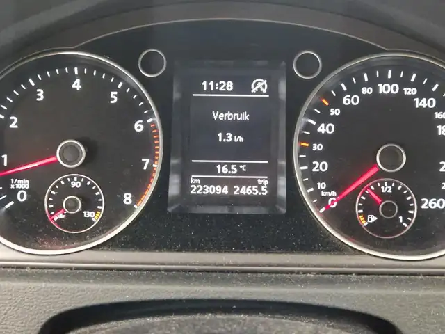 Volkswagen Passat view 5