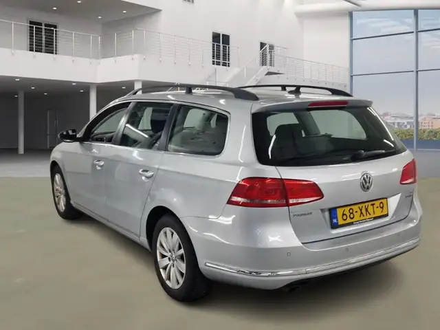 Volkswagen Passat view 4