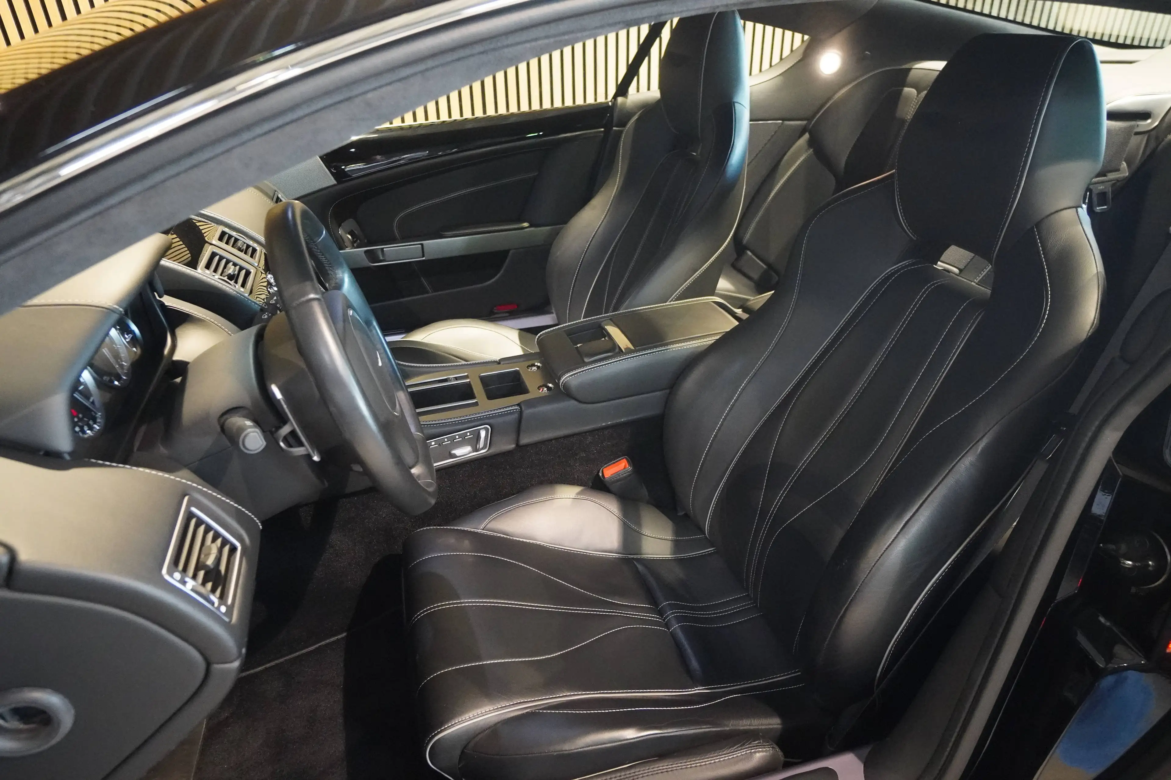 Aston Martin Virage Coupe 6.0 V12-BRD FZG-U-frei-Top Zustand — photo 8