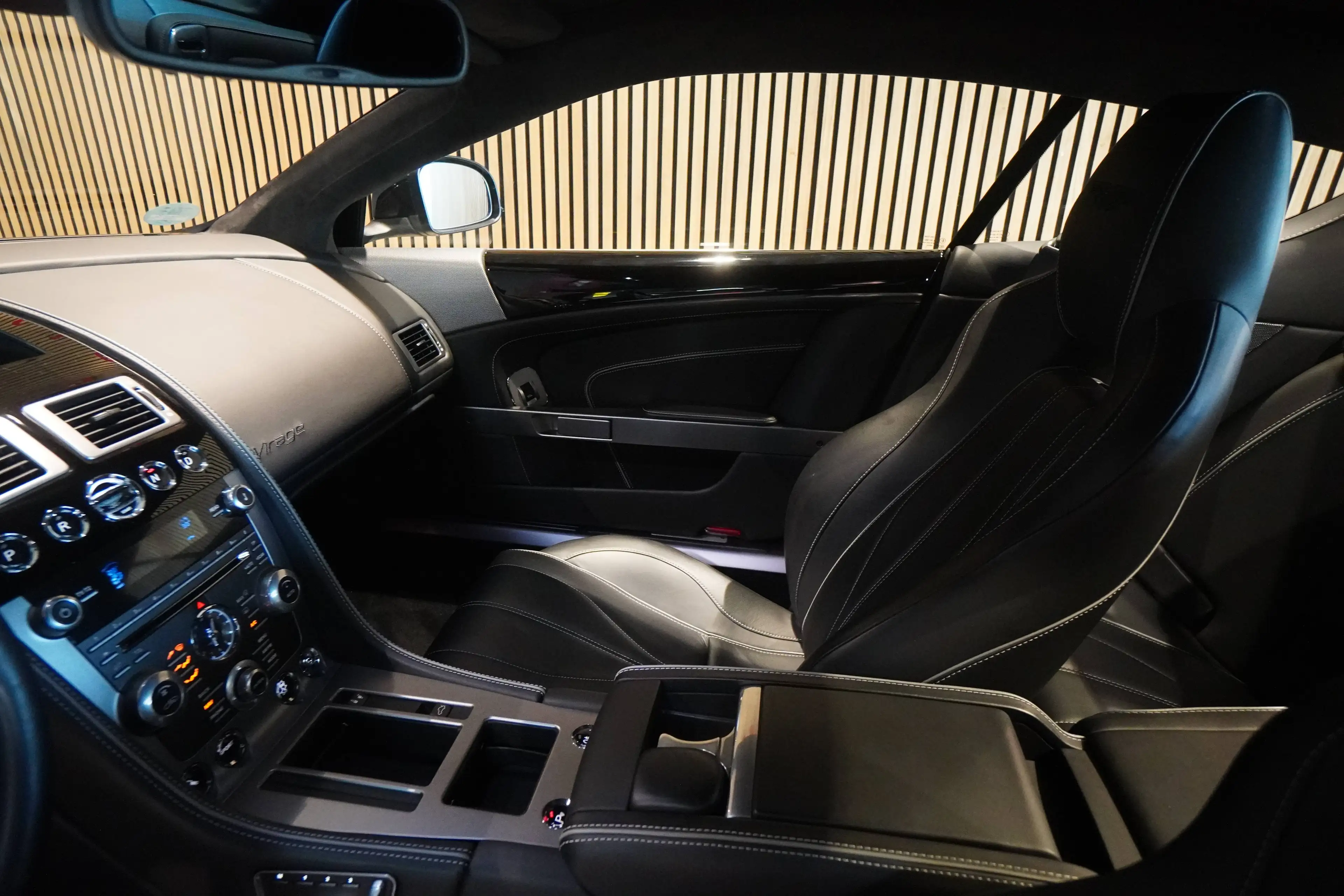 Aston Martin Virage Coupe 6.0 V12-BRD FZG-U-frei-Top Zustand — photo 9