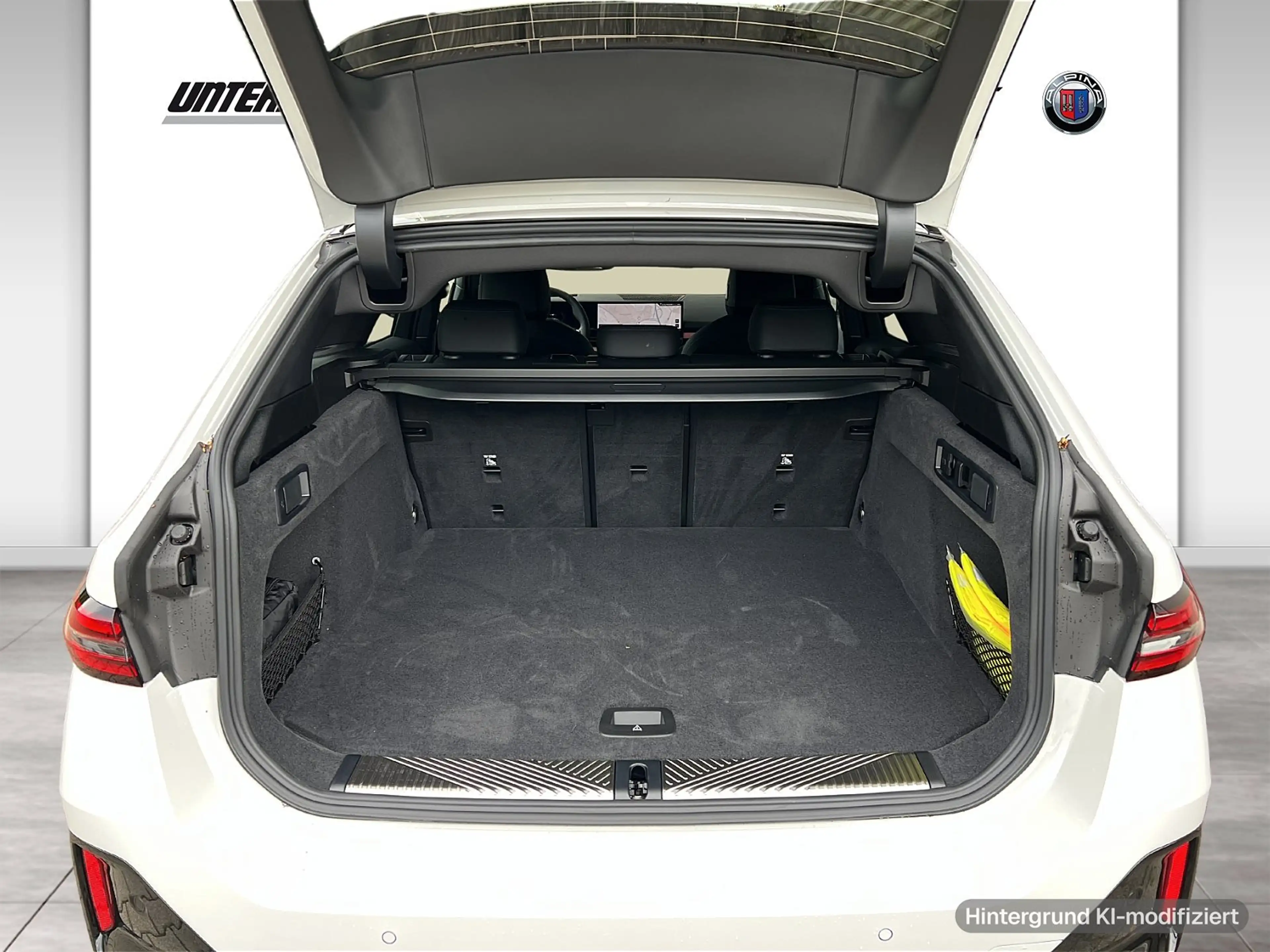 BMW i5 eDrive40 Touring M Sportpaket HK HiFi DAB — photo 12