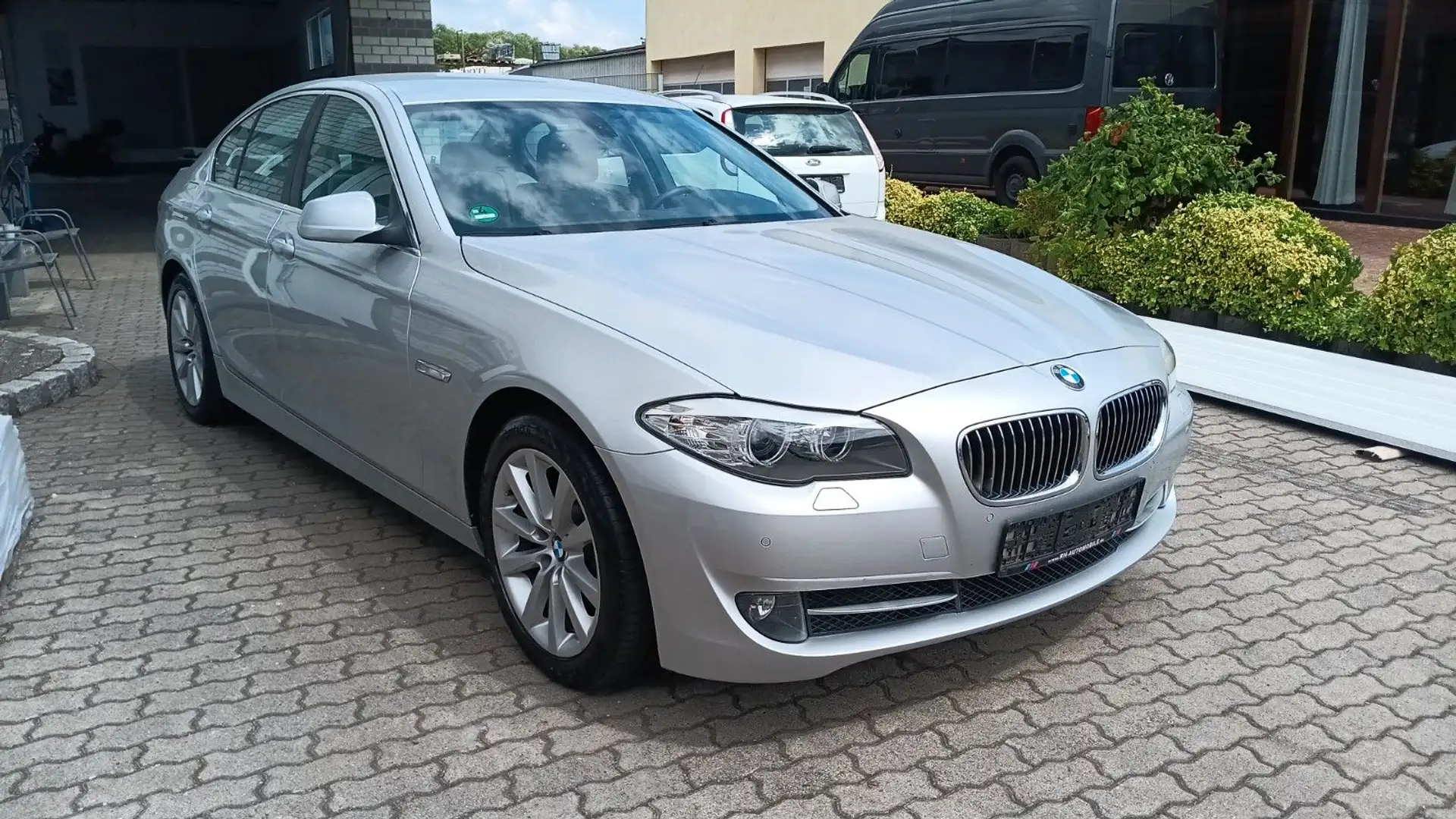 BMW 523 i Lim AHK abnb. Leder Dakota grau 6Zylinder Silber - 2