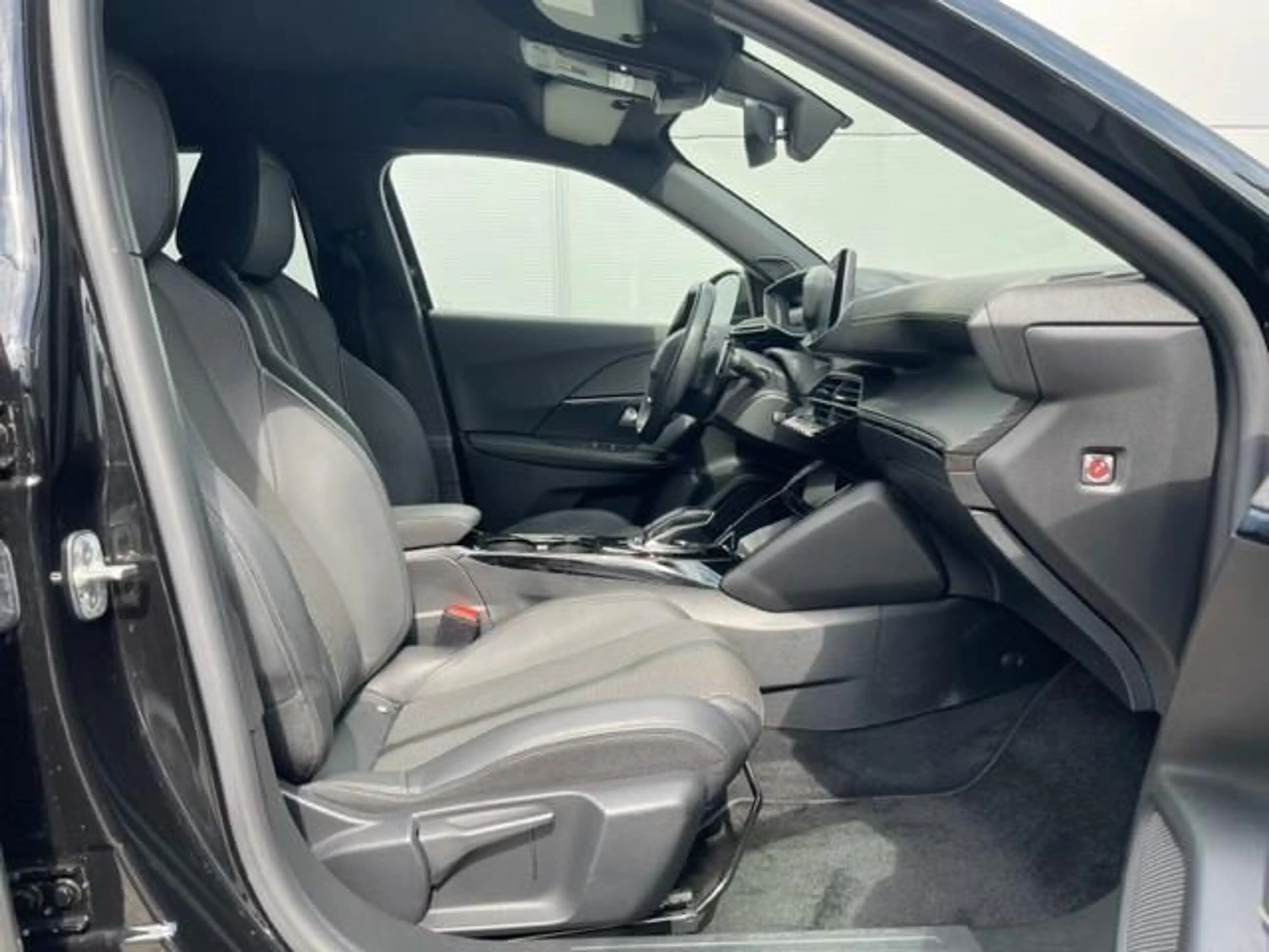 Peugeot e-2008 EV GT 50 kWh — photo 11