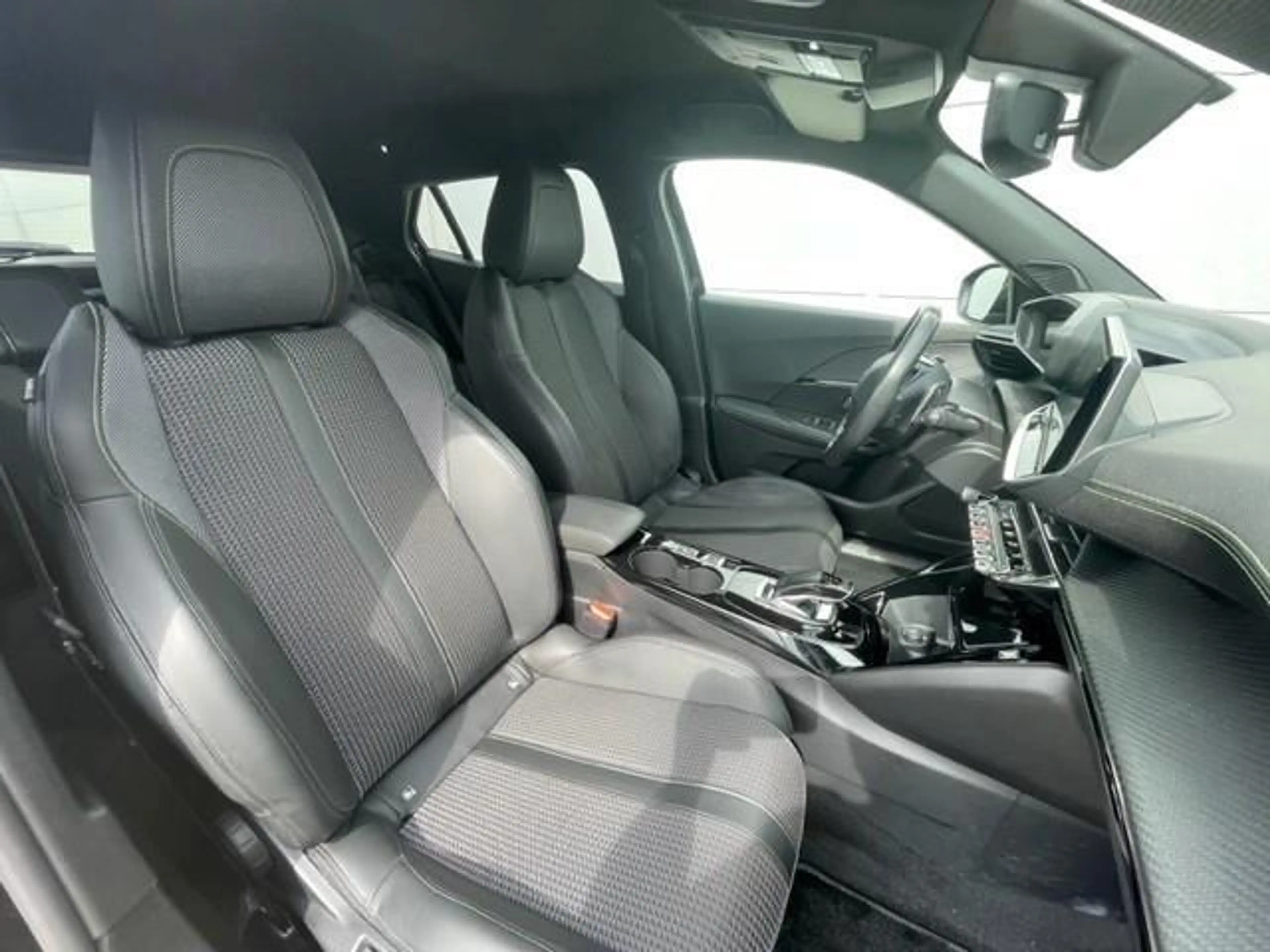 Peugeot e-2008 EV GT 50 kWh — photo 12