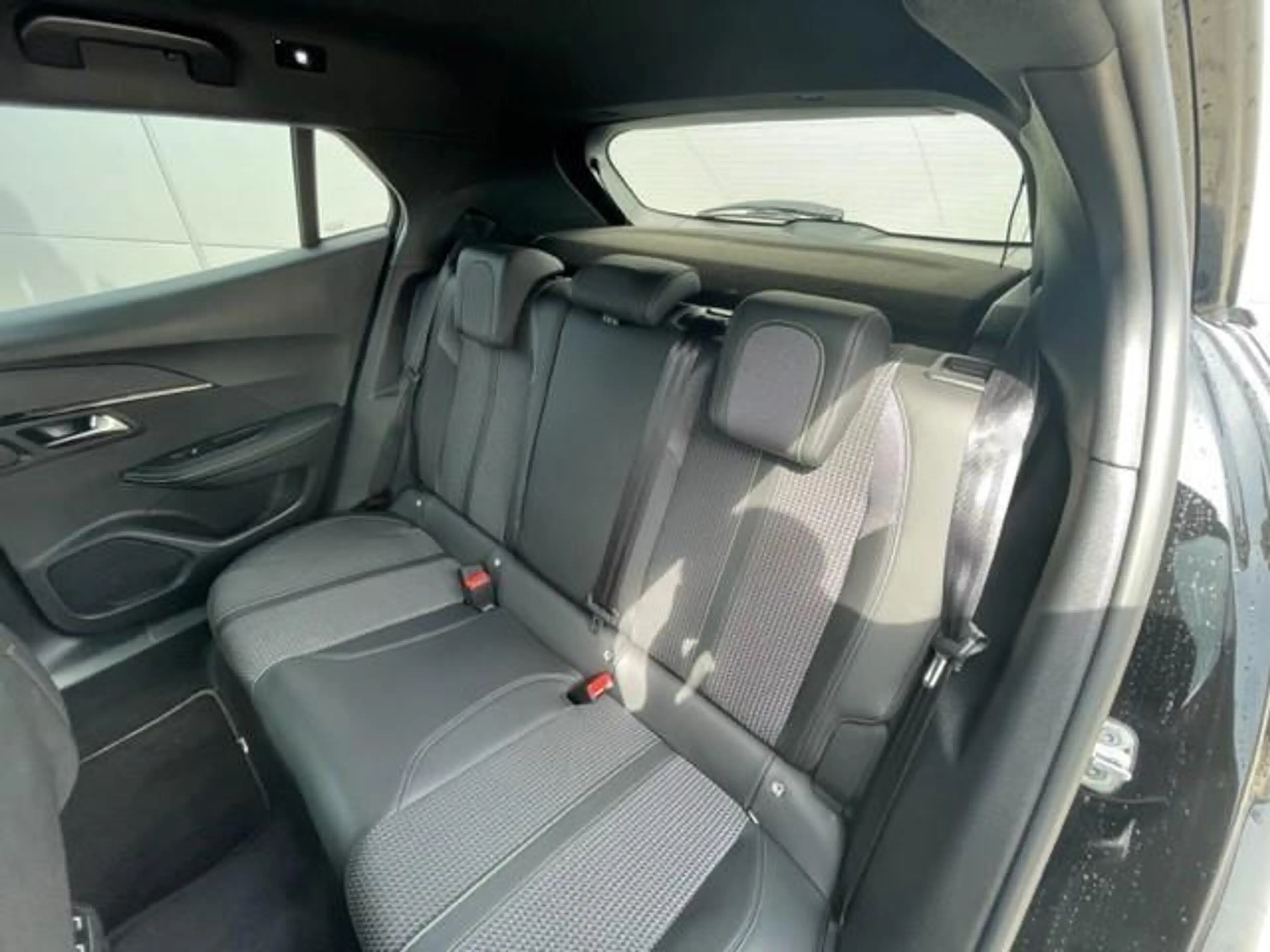 Peugeot e-2008 EV GT 50 kWh — photo 10