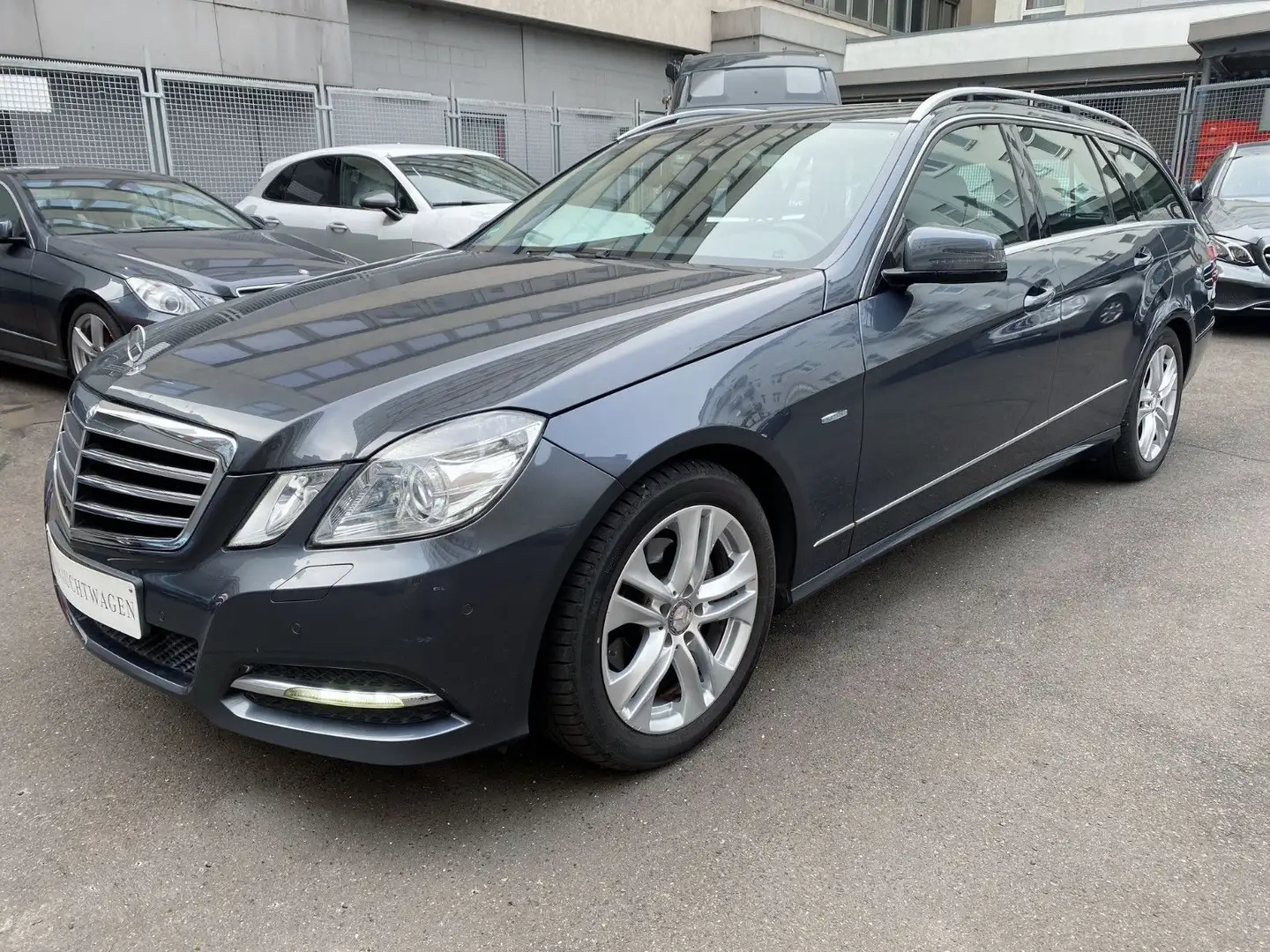 Mercedes-Benz E 200 T Avg/Aut7g/SD/PDC/Xenon/2Hd Grau - 1