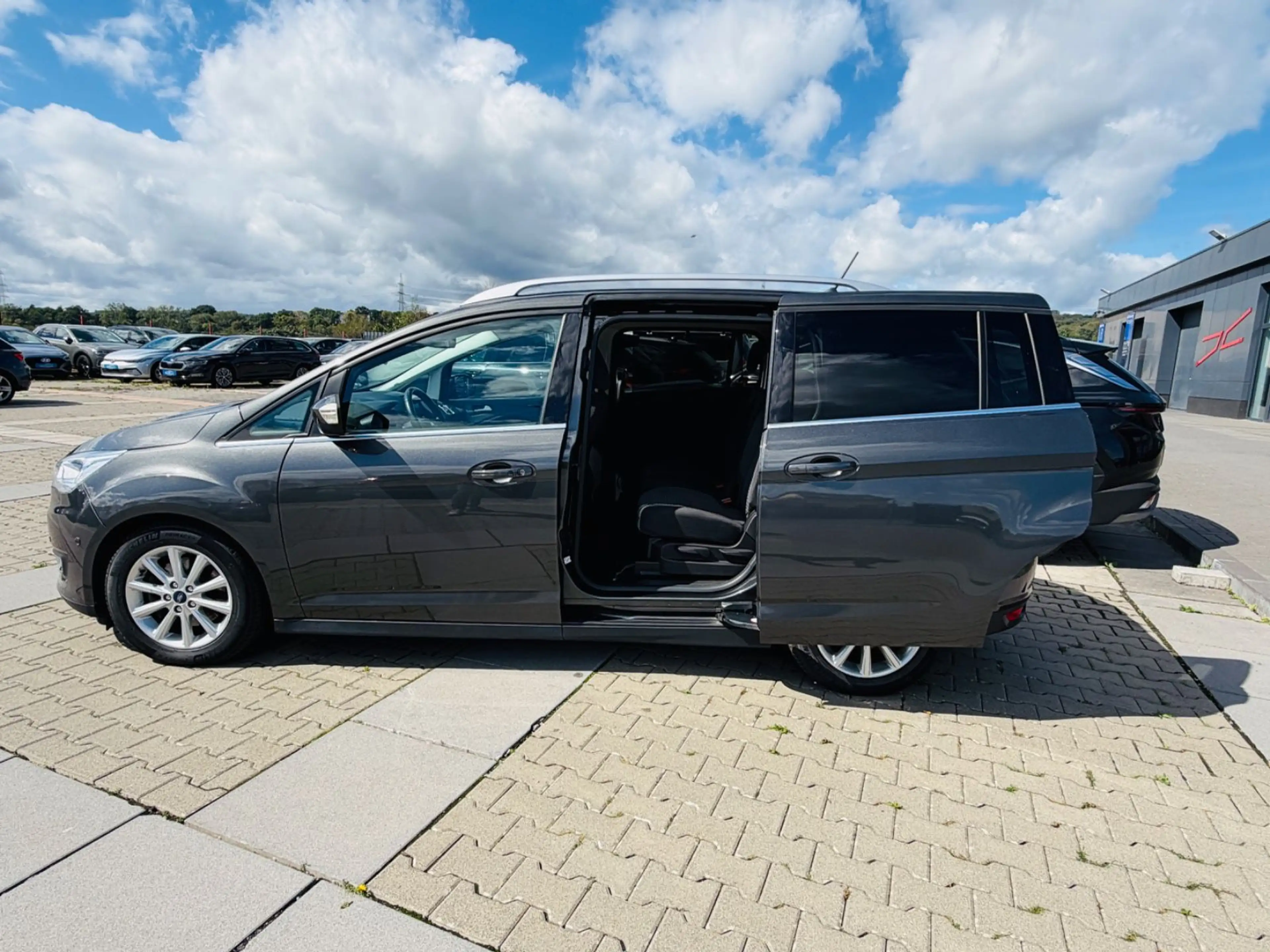 Ford Grand C-Max Titanium — photo 10