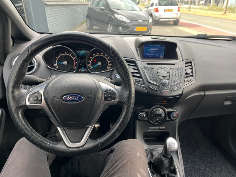 Ford Fiesta 1.0 ECOB. ST LINE — photo 15