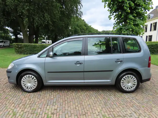 Volkswagen Touran view 2