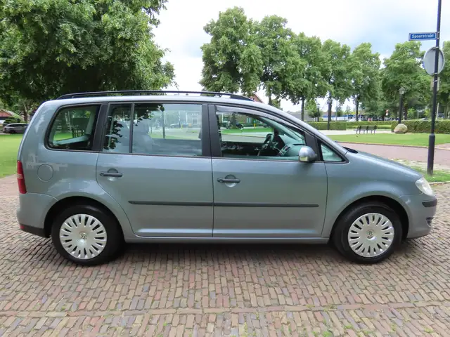 Volkswagen Touran view 3