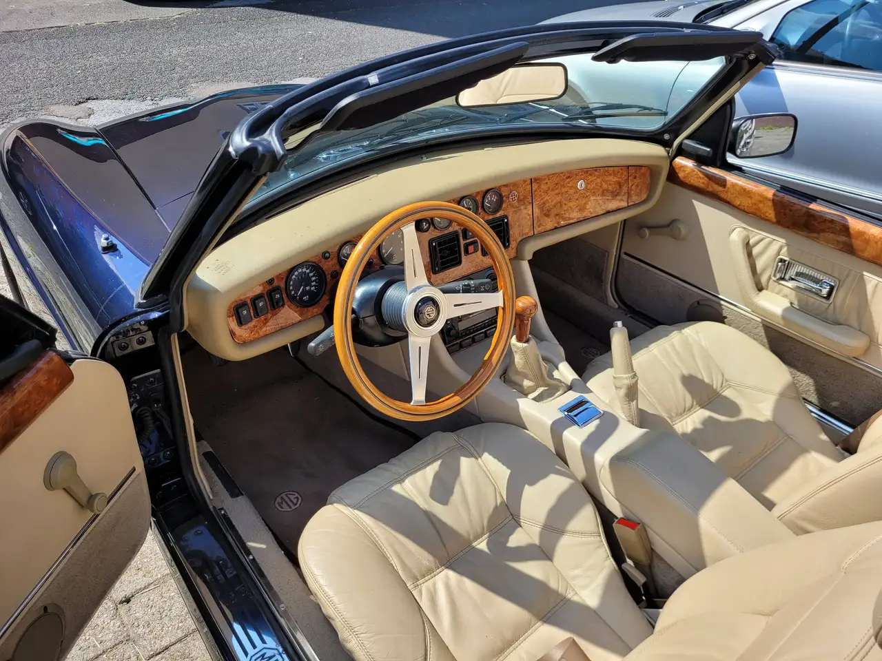 MG RV8 Linkslenker mit H-Zulassung, foto 12
