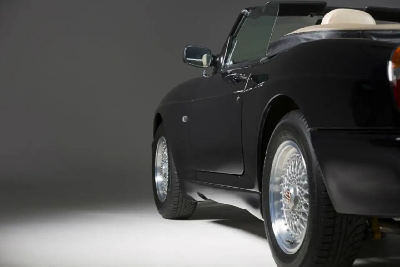 MG RV8 Linkslenker mit H-Zulassung, foto 6