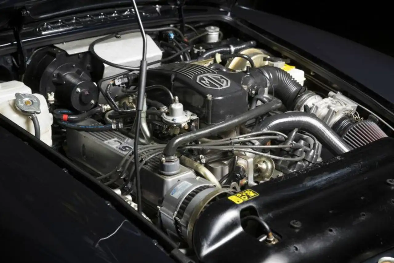 MG RV8 Linkslenker mit H-Zulassung, foto 10
