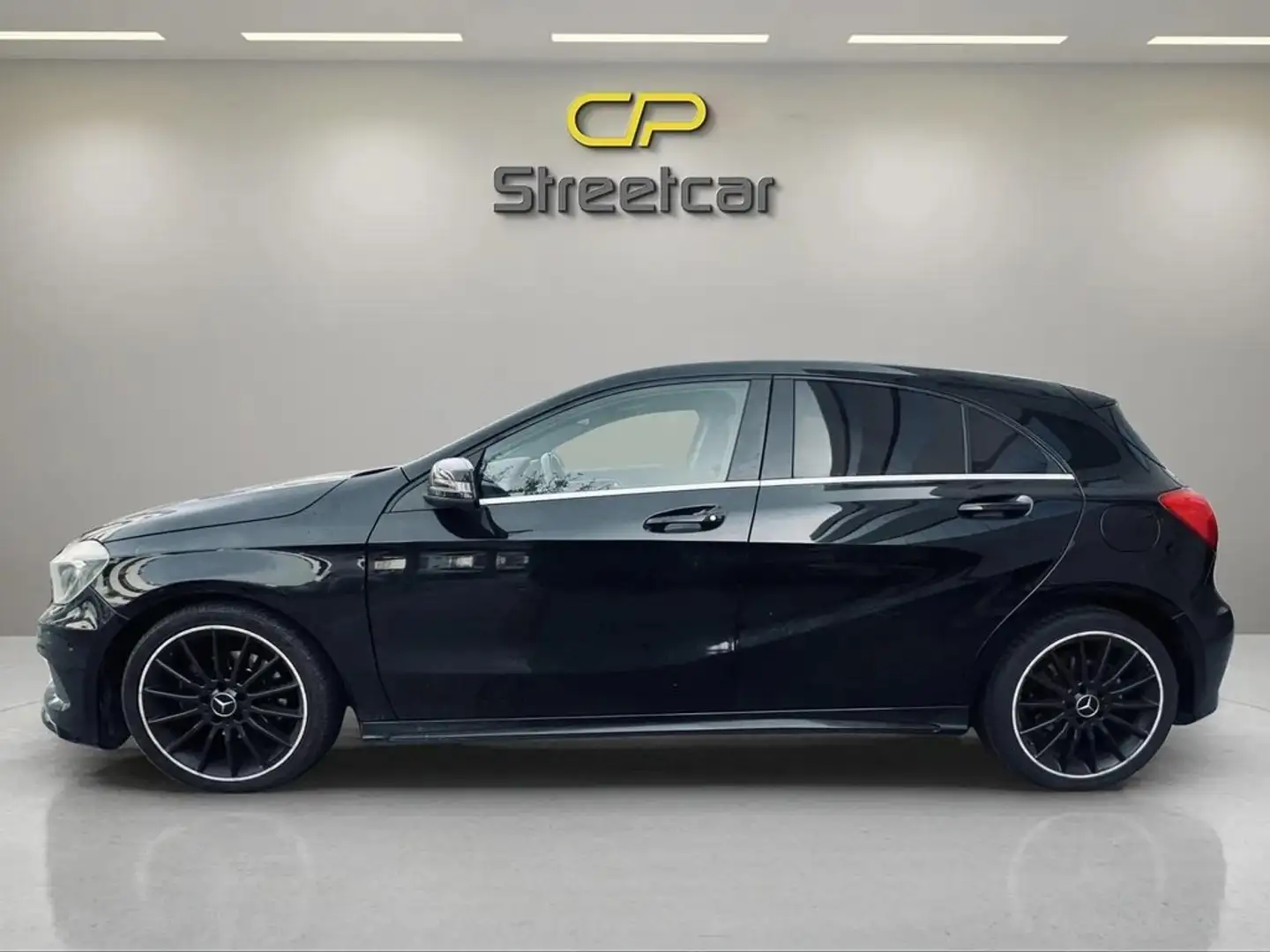 Mercedes-Benz A 200 BlueEFFICIENCY AMG Line Noir - 2