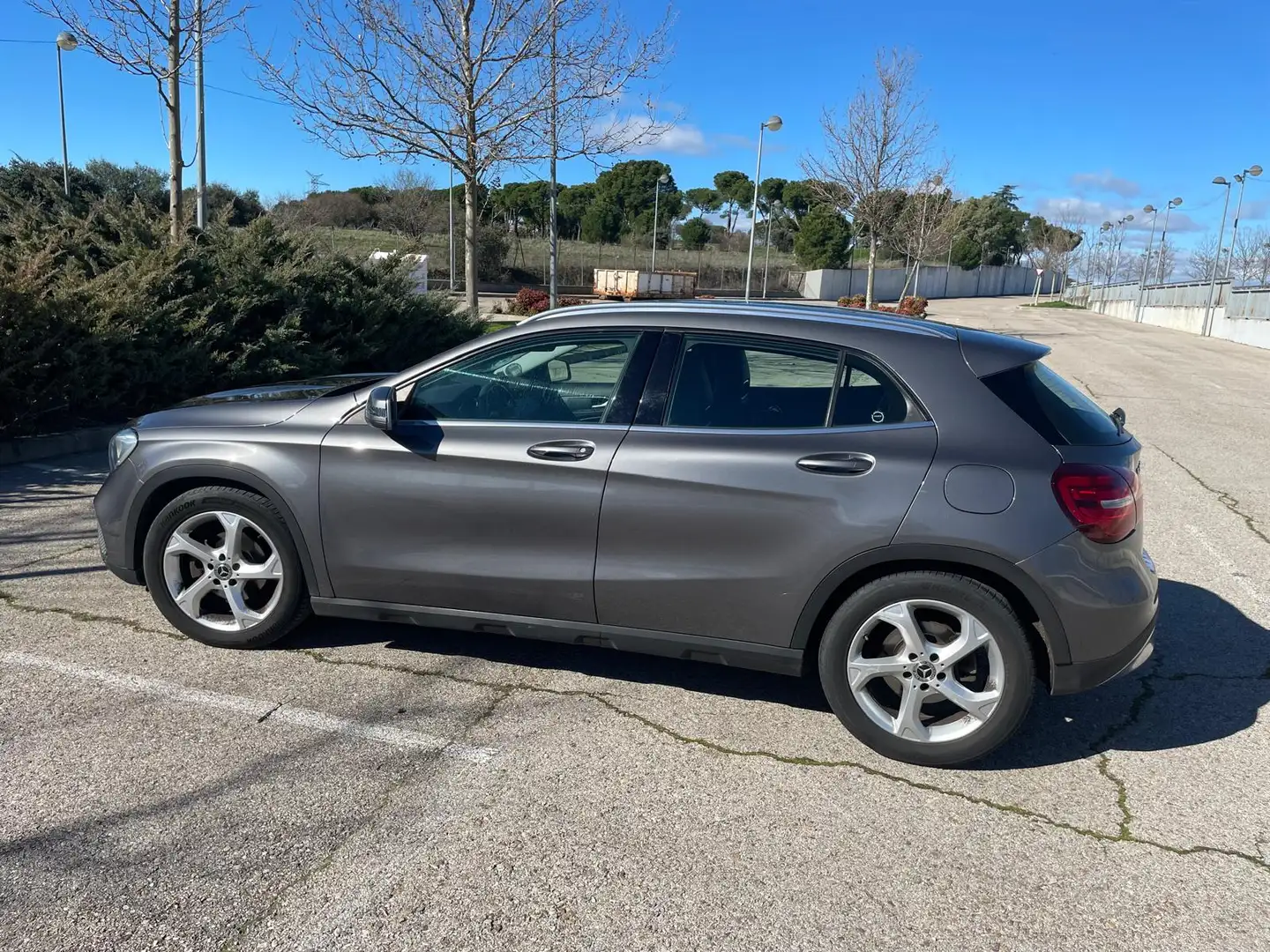 Mercedes-Benz GLA 180 GLA 180 7G-DCT Gris - 1
