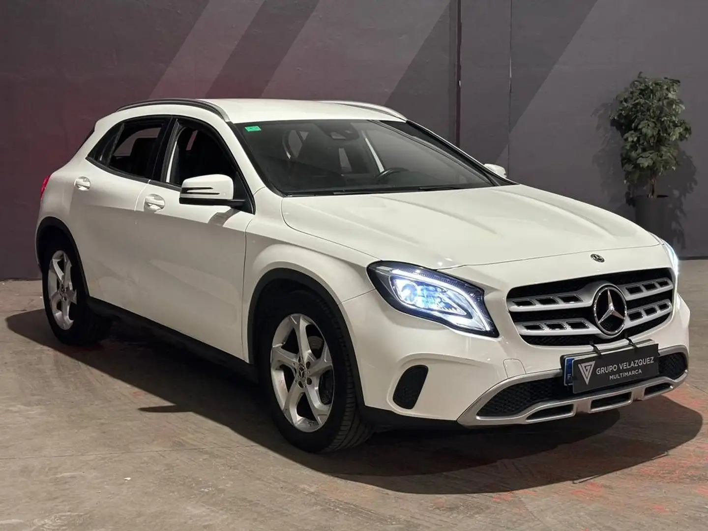 Mercedes-Benz GLA 180 Urban Weiß - 2