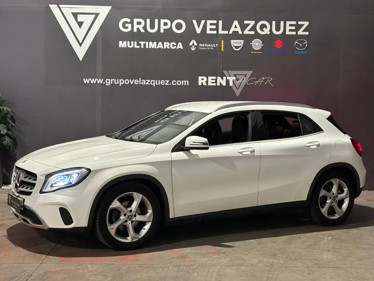 Mercedes-Benz GLA 180 Urban Weiß - 1