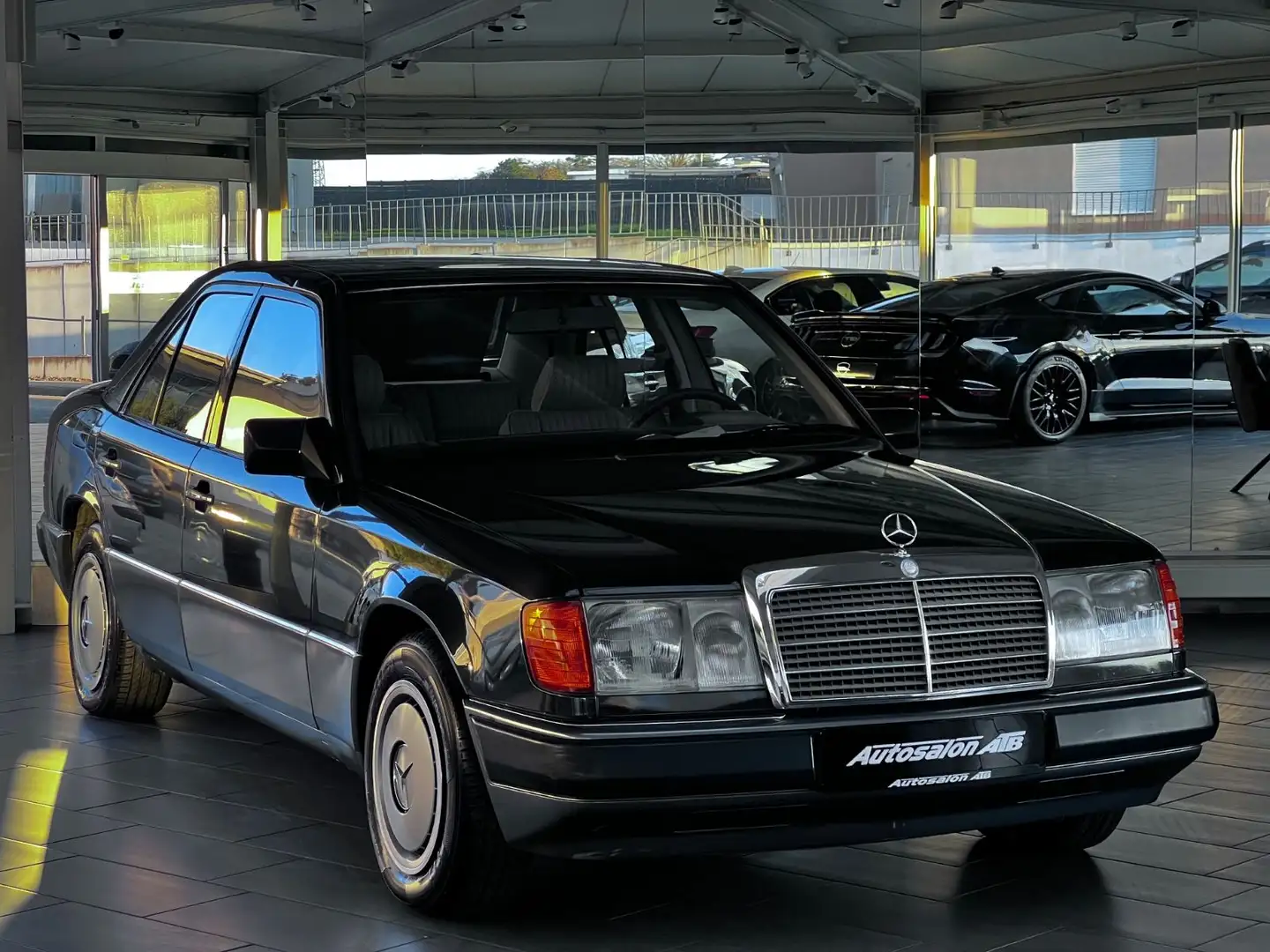 Mercedes-Benz 230 E GUTER-ZUSTAND H-ZULASSUNG Schwarz - 1