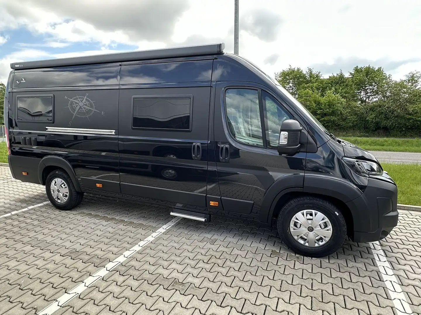 MegaMobil Mega Sport 640 Truma 6 G/E Markise MAXFAN Allwet Schwarz - 2