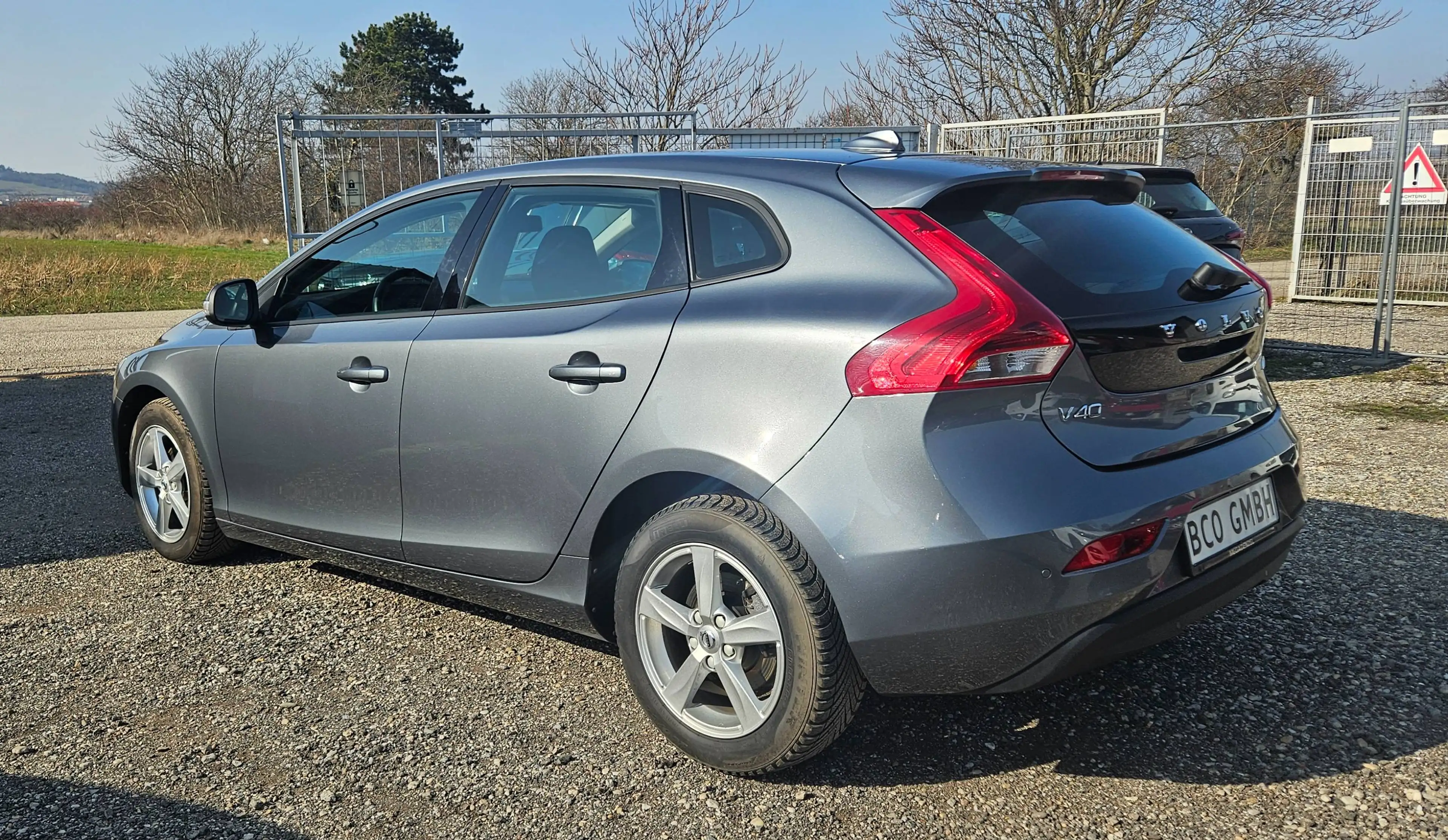 Volvo V40 — photo 12