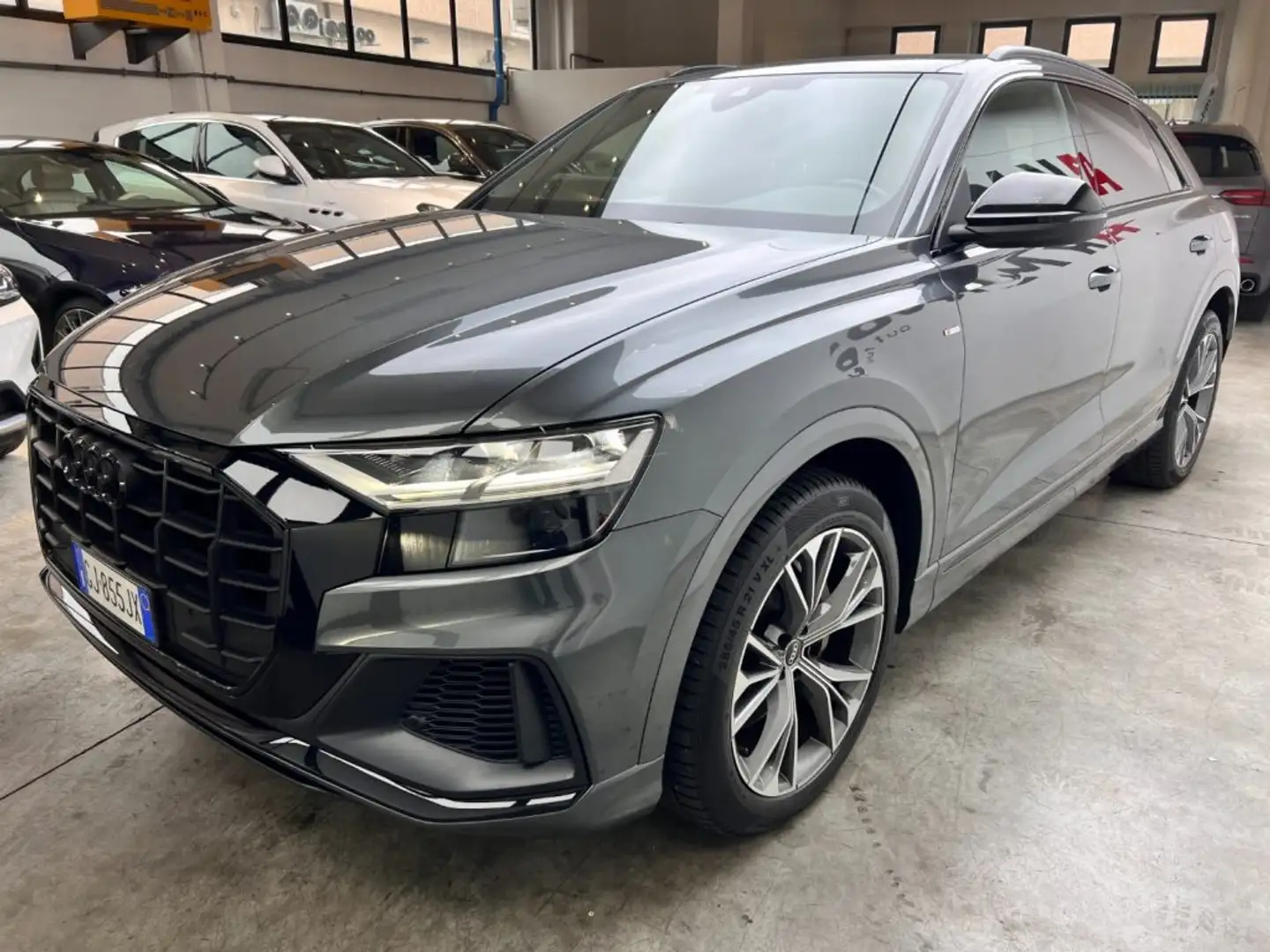 Audi Q8 55 TFSI e quattro tiptronic Sport S Line Sline Grijs - 2