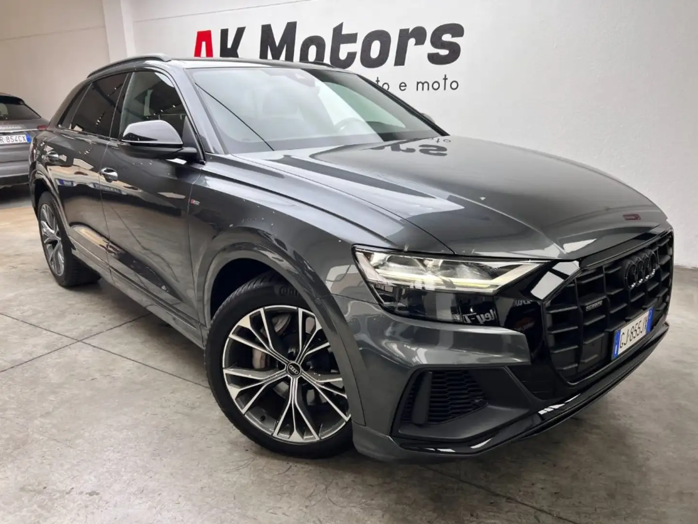 Audi Q8 55 TFSI e quattro tiptronic Sport S Line Sline Grijs - 1