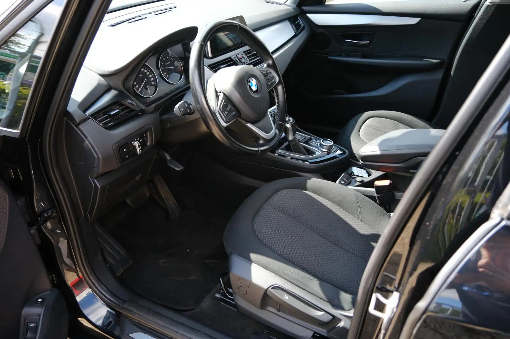 BMW 225 2-serie Active Tourer 225xe iPerformance Executive Zwart - 2