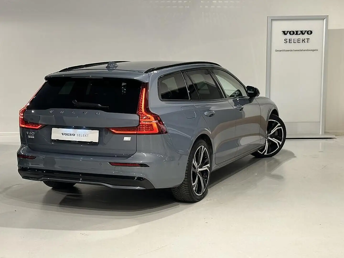 Volvo V60 T6 Recharge Plus Dark Grijs - 2